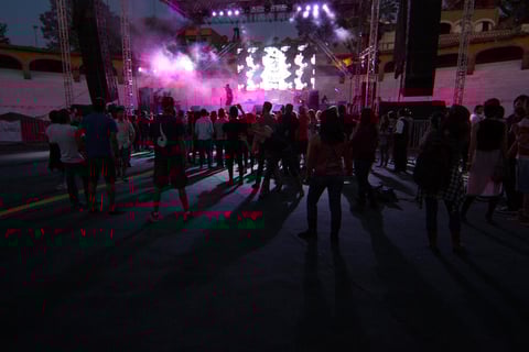 Previo a esta presentación el dueto Spank Rock puso a bailar al público con un show en donde mezclaron el hip hop con la música electrónica.