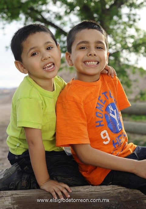 05042014 HERMANITOS.  Jonathan y Joshua.