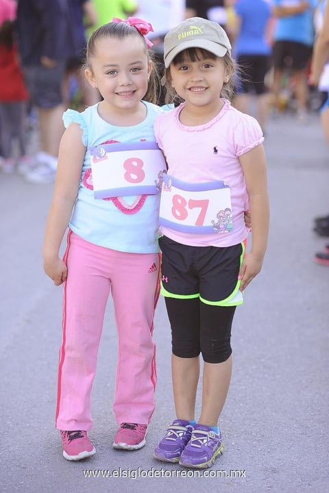 05042014 PEQUEñAS ATLETAS.  Ximena y Renata disfrutaron de su primera carrera.