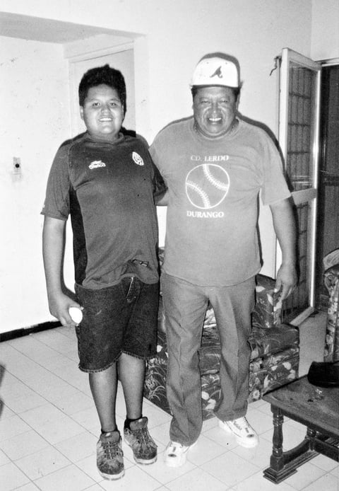 Luis Alberto Acosta Rodríguez, acompañado de su papá, José Luis Acosta Ramos (f), después de un juego de softbol en Ciudad Lerdo, Durango, en 1999.