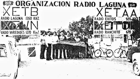 El Lic. Antonio Lozoya Pérez, Secretario de Trabajo, y personal del grupo radiofónico OIR, estallando la huelga del Sindicato de Radio y Televisión.