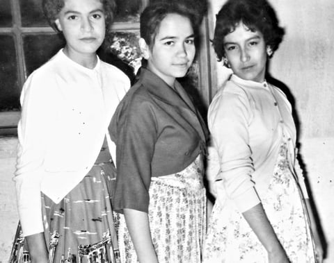 En cena de maestras: Sara Pérez, Gloria Vega y Cuca Flores, en 1959.