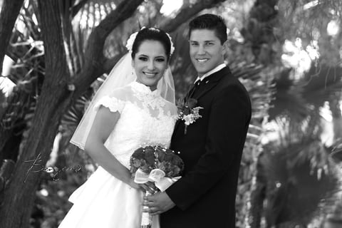 Luciendo muy enamorados el día de su boda: Alma Leticia Hernández Varela y Eugenio Antonio Villalobos González.