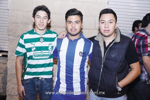 06042014 APOYAN A SU EQUIPO.  Jan, David y César.