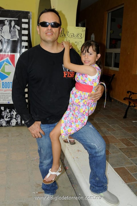 07042014 EN EL COLEGIO.  Javier y Karina.