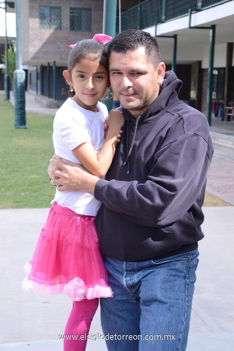 07042014 EN EVENTO ESCOLAR.  María José e Isaías.