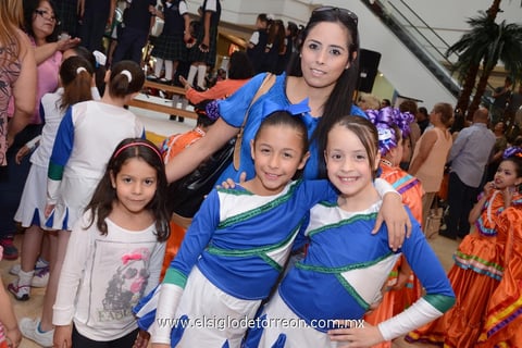 07042014 ASISTEN A MUESTRA CULTURAL.  Fabiola, Sofía, Emma y Hannah.