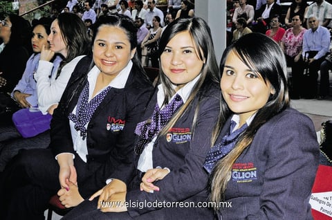 06042014 EN EVENTO ESCOLAR.  Ilse, Yoali y Mariana.