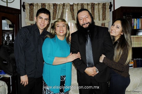 06042014 Familia Mainchenier Hamelej posando felizmente para la fotografía.