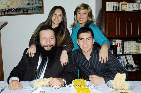 06042014 La familia festejando el principio del año religioso Judío.