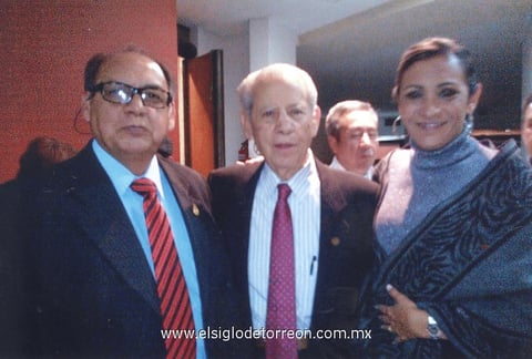 08042014 De izq. a der: Dr. en Hist. Rodolfo Esparza Cárdenas, autor del texto; José León Robles de la Torre, homenajeado, y Renata Adriana Chapa González, directora de Cultura y Educación municipal.
