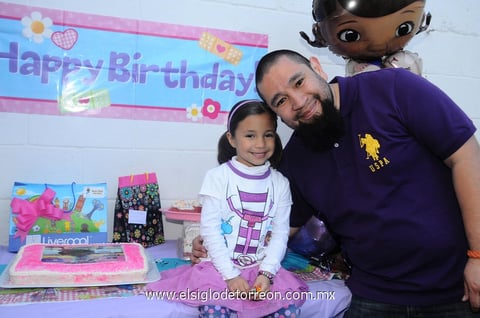 08042014 CUMPLE AñOS.  Amelie con su papá, Luis.