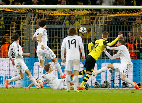 Al minuto 37 Reus encaró a una mal parada defensa meregue, cedió para Robert Lewandowski que cruzó su disparo pero el balón se impactó en la base del poste.