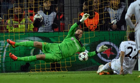 En el minuto 16, el Real Madrid tuvo un penal a favor pero Ángel Di María no pudo batir a Roman Weidenfeller.