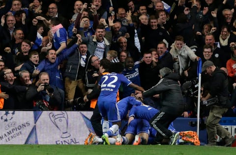 El festejo fue mayúsculo en el Stamford Bridge, Mourinho corrió hasta el tiro de esquina para celebrar con sus jugadores.