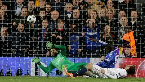 Al minuto 87, César Azpilicueta disparó a puerta, el balón se desvía por la defensa parisina y el senegalés Ba se encuentra el esférico empujándolo al fondo de las redes, para darle el pase al Chelsea.