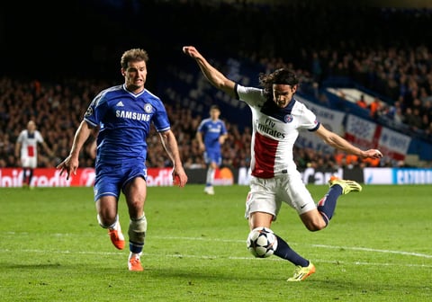 Al 77', Cavani tuvo para definir el partido, pero su disparo de zurda se fue por encima de la cabaña de Petr Cech.