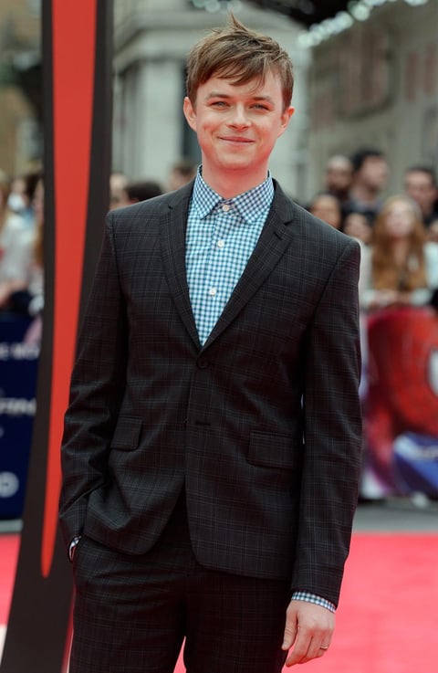Dane Dehaan atendió a los fotógrafos a su llegada al evento en Leicester Square.