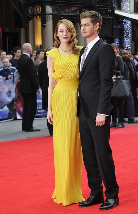 Andrew Garfield y  Emma Stone posaron juntos ante los medios británicos al desfilar por la alfombra roja de la premier en Leicester Square en Londres.