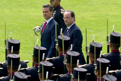 Acompañado por su gabinete, el mandatario federal dio a nombre del pueblo y del Gobierno de México, la más cordial bienvenida al Presidente de la República Francesa y calificó como un "alto honor recibirle este día, señor Presidente".
