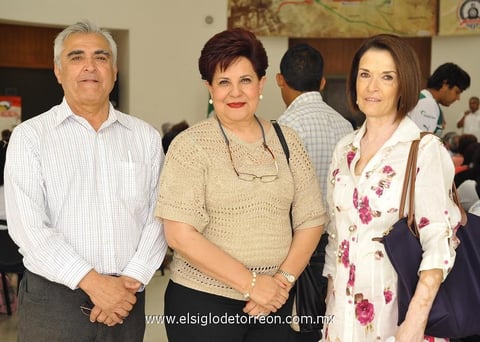 11042014 Ramón González, Laura de Arrollo y Socorro Lavín.