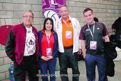 10042014 EN ENCUENTRO DEPORTIVO.  Francisco, Nelly, Higinio y Antonio.