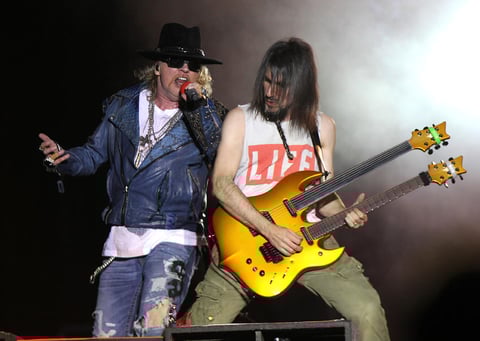 Tras dos horas y media de concierto, la presentación fue cerrada con la canción "Paradise city".