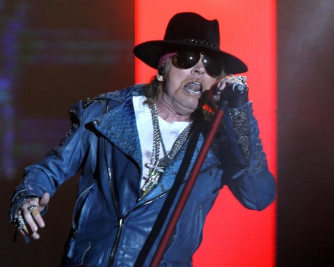 El cantante abrió su presentación con su canción "You could be mine", siguió con "You're crazy", "Chinese democracy", "Stranged" y "Rocket queen" y sus conocidos éxitos "Welcome to the Jungle", "Live and let die" y "Civil war", en medio de varios solos de guitarra.