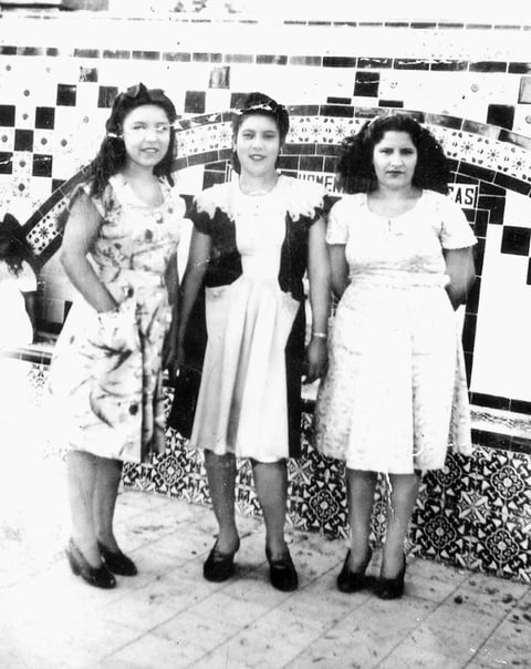 Juanita García, Socorro Ceniceros y Leonor García, en un paseo en el Bosque Venustiano Carranza, hace siete décadas.