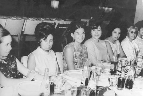 Cena de fin de cursos en el restaurante Apolo Palacio. De izquierda a derecha: Profras. Oralia Gamboa Hernández, Elvira Flores de los Santos, Bertha Alicia González González, Yolanda Martí­nez y Elsa Salas de Flores, en junio de 1968.