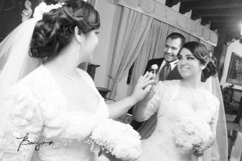 Paloma Esparza Ceniceros e Israel Ontiveros Espino en el dí­a de su boda.