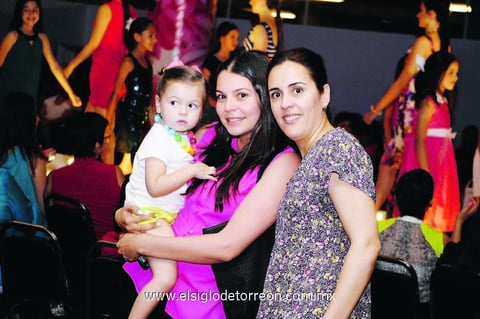 13042014 ASISTEN A DESFILE DE MODAS.   Aranza, Astrid y Marce.