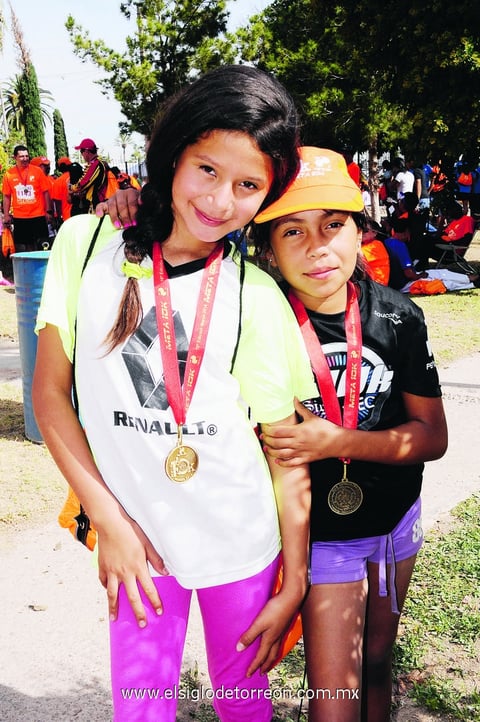 13042014 EN CARRERA ATLéTICA.  Ziza y Sissy.