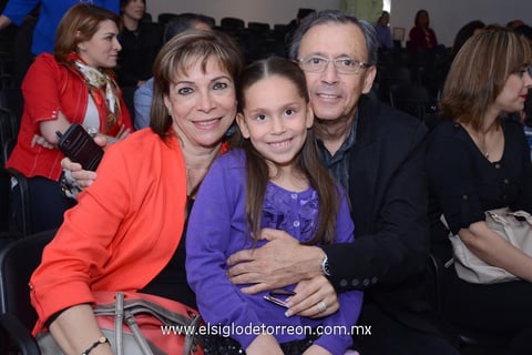 14042014 EN FAMILIA.  Juana María, Valeria y Rafael.