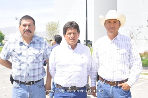 14042014 ASISTEN A ENCUENTRO GANADERO.  Rogelio, Ernesto y Juan Manuel.