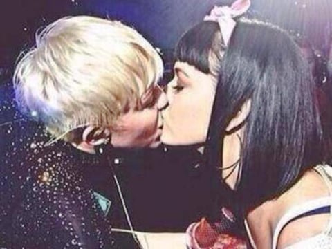 Durante un concierto, la polémica Miley Cyrus sorprendió al darle un beso en la boca a Katy Perry, quien se encontraba en el público.