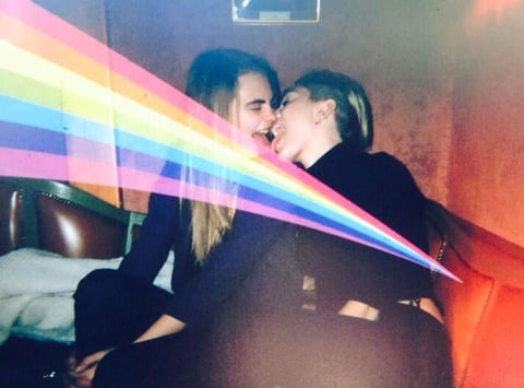 Cara Delevigne también dio de que hablar luego de que Miley Cyrus publicara una polémica imagen en la que estaban por juntar su bocas.
