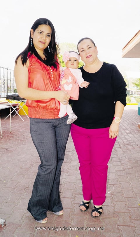 15042014 EN EL CUMPLE DE MAX.  Guillermina, su pequeña hija y Laura Marín.