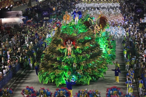 Famoso por su Carnaval, que se celebra 40 días antes de Pascua, se espera que la fiesta en Brasil esté llena de color, música y mucha diversión.