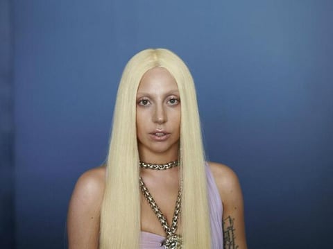 Es evidente el cambio en el rostro de la cantante.