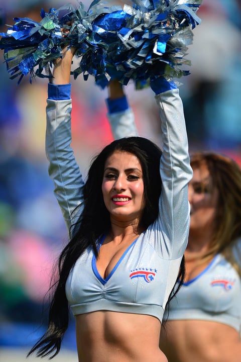 Las chicas del Cruz Azul animando muy sonrientes.