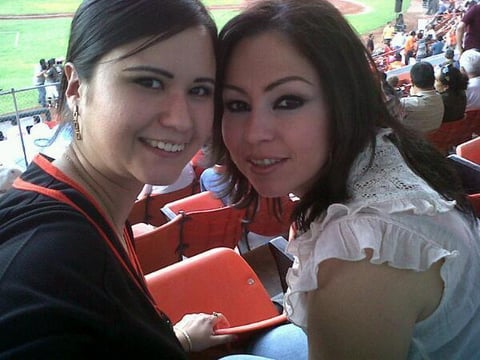 Vivis y Rocío en el Estadio Revolución.