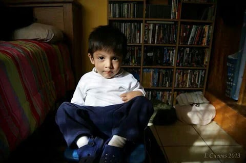 Mateo Cuevas Rangel en su rincón de lectura en la ciudad de Tijuana.