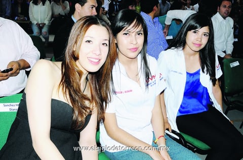 21042014 ASISTEN A PREMIACIóN.  Diana, Jaqueline y María Isabel.