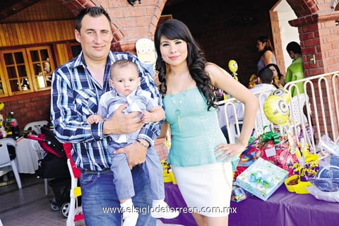 21042014 DE FIESTA.  Germán cumplió un año de vida, por lo que lo festejaron en grande. Lo acompañan sus papás, Roberto Berra de la Vega y Miriam Fabiola Gaona Soria.