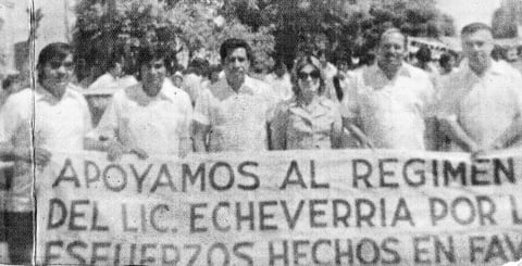 Comité Ejecutivo Estatal del Sindicato de Radio y Televisión STIRT Coahuila, integrado por los locutores: Antonio Lozoya Pérez, Ángel Cervantes Domínguez
(f), Gustavo Torres Vázquez (f), Martha Alicia González (f), Miguel Salas Páez y
Ramón González Martínez (f), participando en el desfile obrero del 1 de mayo