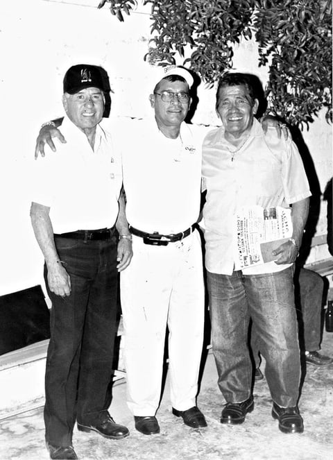 Ángel Nieto junto a los luchadores profesionales, Espanto II y El Rebelde
