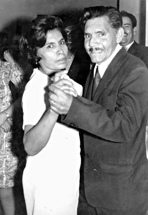 Mariana Burciaga Hernández y Rogelio Hernández Venegas festejando 39 años de casados en 1972.