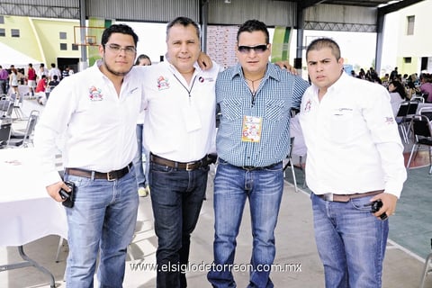 ENTRE AMIGOS.  Carlos, Antonio, Armando y Salvador.