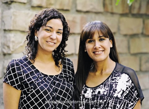 20042014 ASISTEN A FESTEJO.  Flor Gutiérrez y Carmina Fernández.